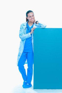 Boş reklam panosu olan bir kadın doktor. Kadın doktor