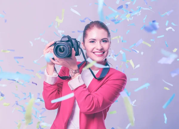 Hermosa mujer feliz con cámara en la fiesta de celebración con confeti. Cumpleaños o Nochevieja celebrando el concepto — Foto de Stock