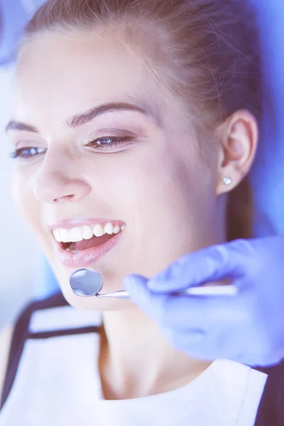 Giovane paziente femminile con bocca aperta che esamina l'ispezione dentale presso lo studio dentistico. — Foto Stock