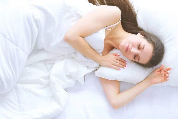 Menina bonita dorme no quarto, deitada na cama . — Fotografia de Stock