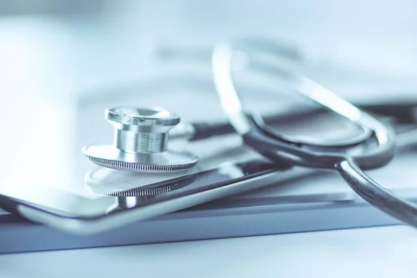 Lékařské vybavení: stetoskop a tableta na bílém pozadí. Zdravotnické vybavení — Stock fotografie