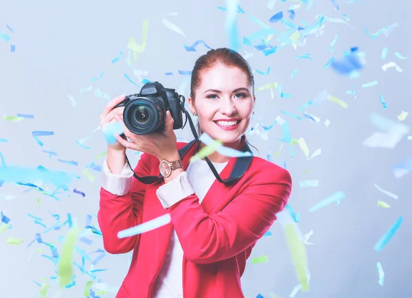 Mooie gelukkige vrouw met camera op feest feestje met confetti. Verjaardag of nieuwe jaar vooravond vieren concept — Stockfoto