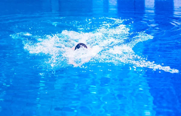 Nadador masculino en la piscina. Foto submarina. Nadador masculino . — Foto de Stock