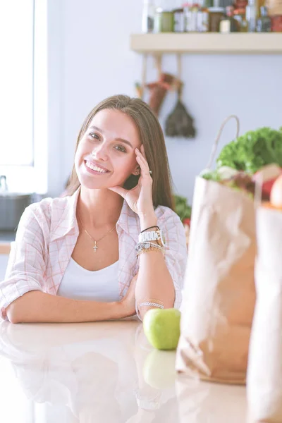 Junge Frau in der Küche. junge Frau — Stockfoto