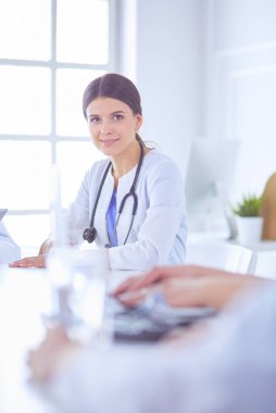 Doktorlar hastane konferans odasında birbirlerine danışıyorlar.