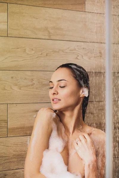 Jonge beautyful vrouw onder de douche in de badkamer. — Stockfoto