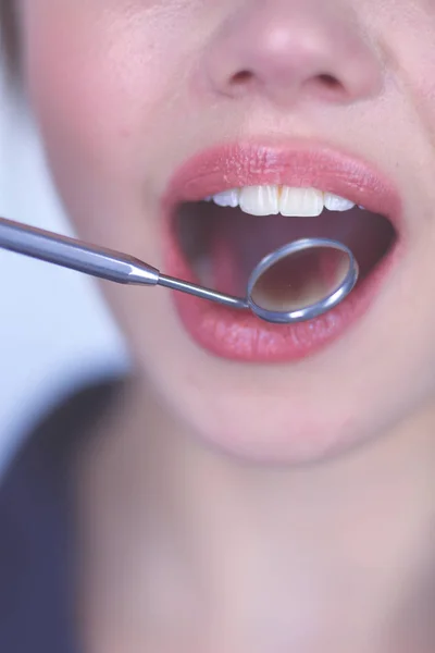 Dentista e paciente sentado no consultório odontológico — Fotografia de Stock