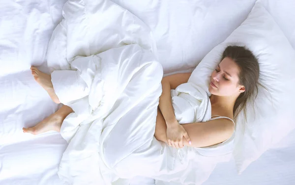 Joven mujer sintiendo dolor en la cama . — Foto de Stock