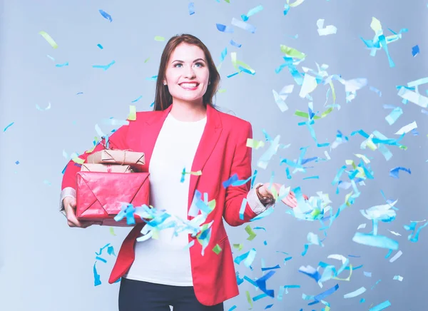 Mooie gelukkige vrouw met de doos van de gift op feest feestje met confetti. Verjaardag of nieuwe jaar vooravond vieren concept — Stockfoto