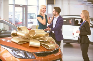 Bir erkek karısına bir araba hediye eder. O buna şaşırdı. Bu konuda çok mutlular.