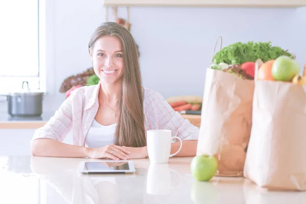 Jeune femme dans la cuisine, utilisant son ipad. Jeune femme — Photo