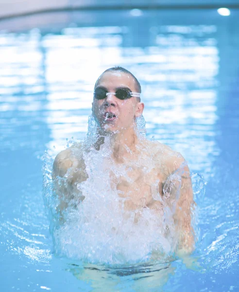 Nuotatore maschile in piscina. Foto subacquea. Nuotatore maschio. — Foto Stock