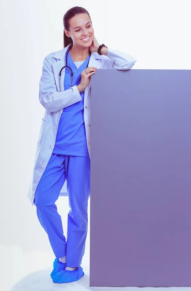 Una dottoressa con un cartellone bianco. Donna medico — Foto Stock