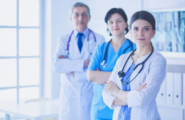 Skupina lékařů a sester stojících v nemocnici Úrazové a pohotovostní oddělení — Stock fotografie