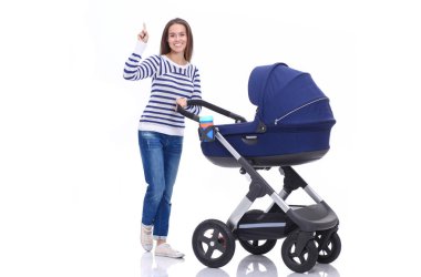 Bir anne ile beyaz arka plan üzerinde izole bir gezinmek, tam uzunlukta portresi. Genç anne