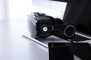 Bilgisayarlı sanal gerçeklik gözlükleri. İş. 3D teknoloji