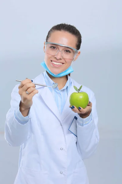 Médecin dentiste femme tenir vert pomme fraîche dans la main et brosse à dents. Médecins dentistes. Femmes médecins — Photo