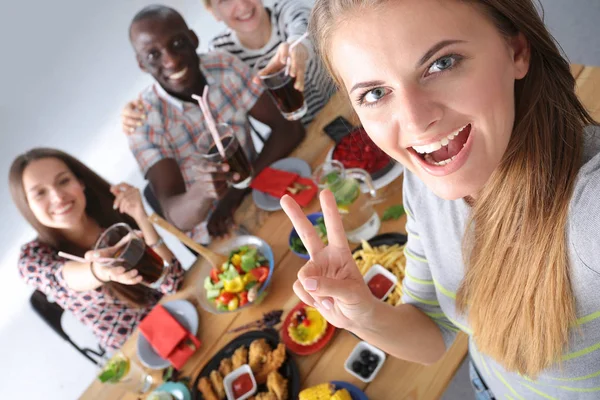 Grupo de pessoas fazendo selfie durante o almoço. Eu mesmo. Amigos. Amigos são fotografados para comer — Fotografia de Stock