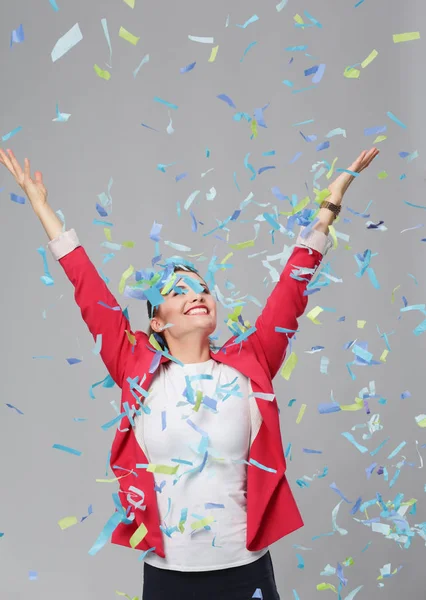 Portreit bella donna felice alla festa di festa con coriandoli. Compleanno o Capodanno celebrando il concetto . — Foto Stock