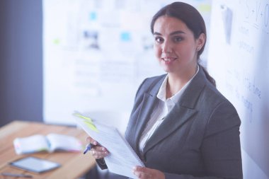 İş, eğitim ve ofis konsepti - yönetim kurulu ile iş ekibi bir şey tartışıyor.