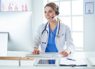 Kliniği Resepsiyon masasında çalışan genç pratisyen doktor o telefon görüþmesi ve randevuları zamanlama