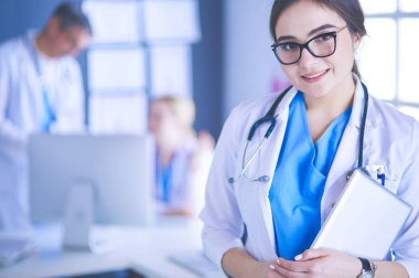 Hastane lobisinde tablet bilgisayar kullanan kadın doktor.