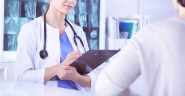 Hastanede tıbbi danışmanlık. Doktor bir hastanın sorunlarını dinliyor.