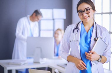 Hastane lobisinde tablet bilgisayar kullanan kadın doktor.