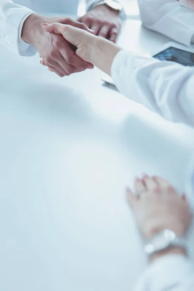 Equipo de médicos poniendo las manos juntas, primer plano — Foto de Stock