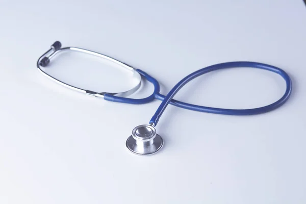 Medizinisches Stethoskop oder Phonendoskop auf weißem Hintergrund — Stockfoto