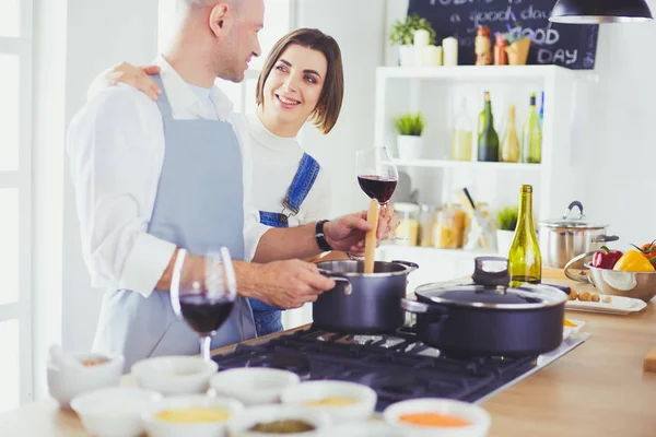 Pareja cocinando juntos en la cocina en casa — Foto de Stock