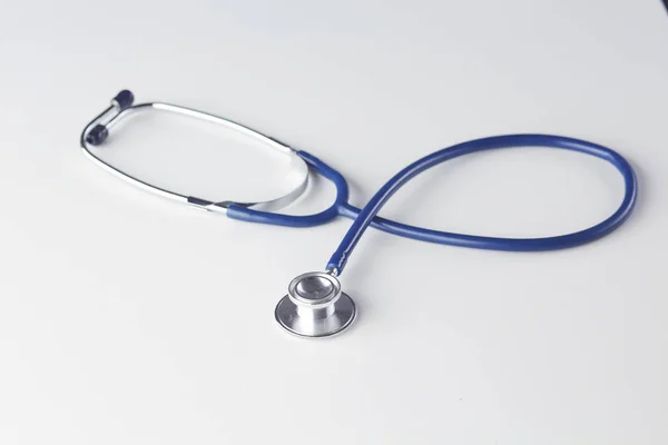 Medyczny stetoskop lub kitel na białym tle — Zdjęcie stockowe