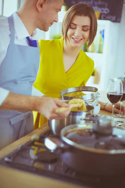 Casal cozinhar juntos na cozinha em casa — Fotografia de Stock