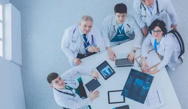 Медицинская команда сидит и обсуждает за столом, вид сверху — стоковое фото