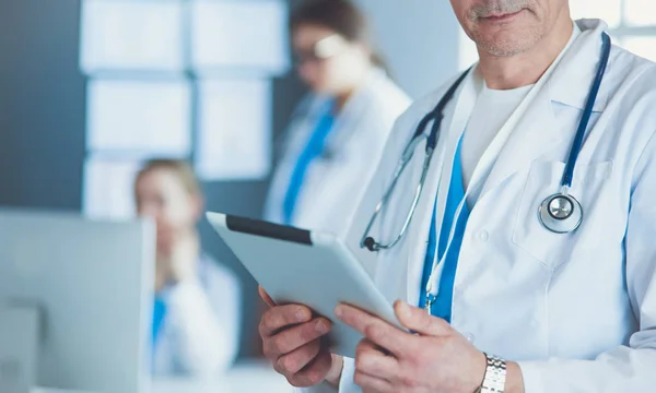 Médico femenino usando tableta en el vestíbulo del hospital — Foto de Stock