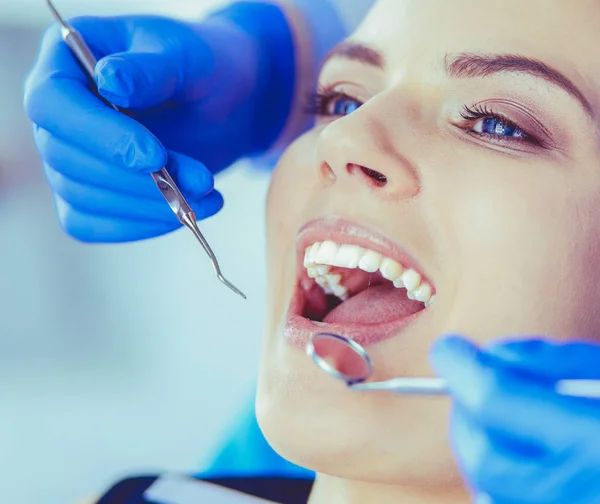 Νεαρή γυναίκα ασθενής με ανοιχτό στόμα που εξετάζει την οδοντιατρική εξέταση στο οδοντιατρείο. — Φωτογραφία Αρχείου