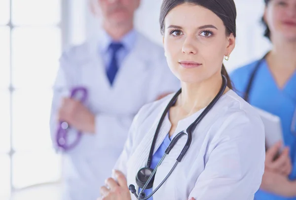 Läkare och sjuksköterskor som står i ett sjukhusrum — Stockfoto
