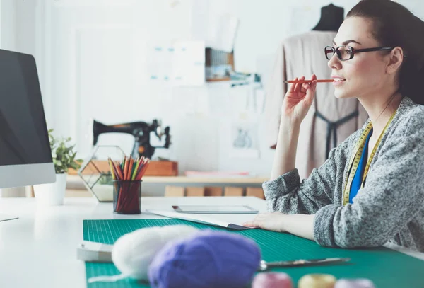 Retrato de designer de moda trabalhando em seu estúdio — Fotografia de Stock