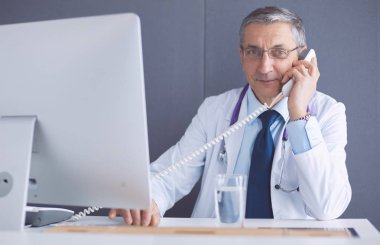 Tıp fakültesinde oturan kıdemli doktorun portresi.