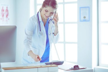 Ofisinde ciddi bir doktor var.