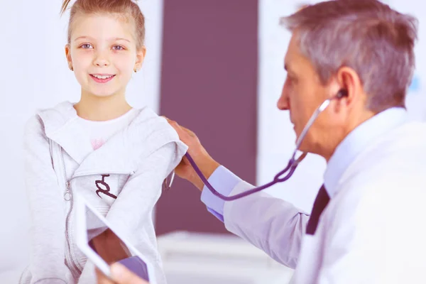 Κορίτσι και γιατρός με στηθοσκόπιο ακούγοντας χτύπο της καρδιάς — Φωτογραφία Αρχείου