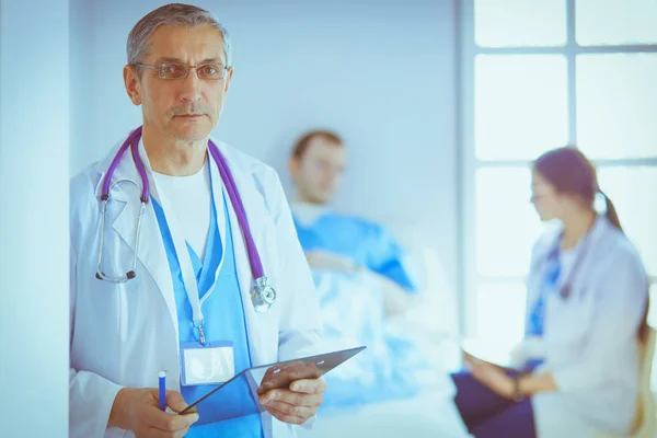 Portrait d'un médecin souriant dans son bureau lumineux — Photo