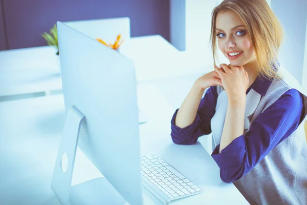 Jeune femme d'affaires confiante travaillant au bureau et tapant avec un ordinateur portable — Photo