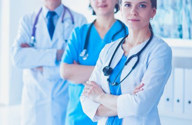 Hastane Kaza ve Acil Servis 'te duran bir grup doktor ve hemşire