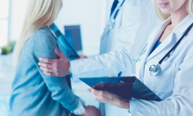 Yakışıklı erkek doktor, muayenehanesinde kısırlık konusunda bir çifte danışmanlık yapıyor.