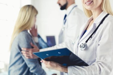 Yakışıklı erkek doktor, muayenehanesinde kısırlık konusunda bir çifte danışmanlık yapıyor.