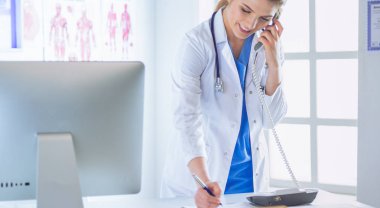 Ofisinde ciddi bir doktor var.