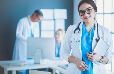 Hastane lobisinde tablet bilgisayar kullanan kadın doktor.