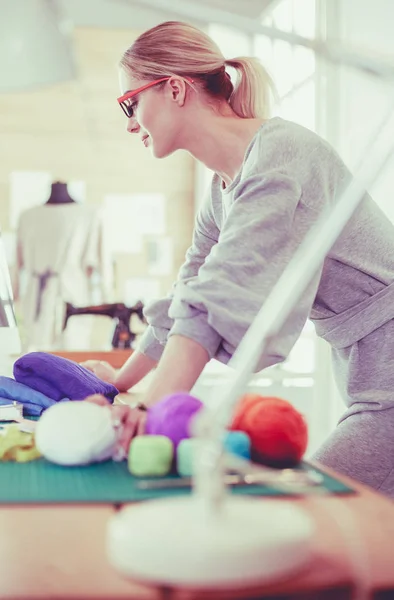 Modedesigner, die im Atelier arbeiten, sitzen am Schreibtisch — Stockfoto