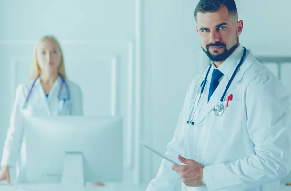 Equipo médico feliz de médicos, hombres y mujeres, aislados sobre fondo blanco en una habitación de hospital —  Fotos de Stock